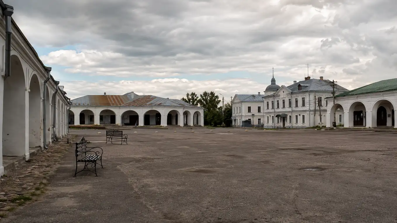 Пустая площадь малого российского города с торговыми рядами и старой застройкой