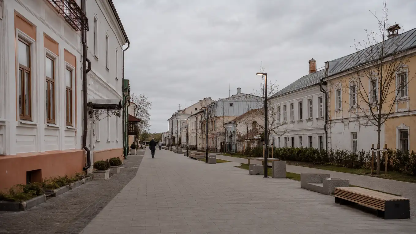 Пешеходная улица малого города с новой навигацией и скамьями