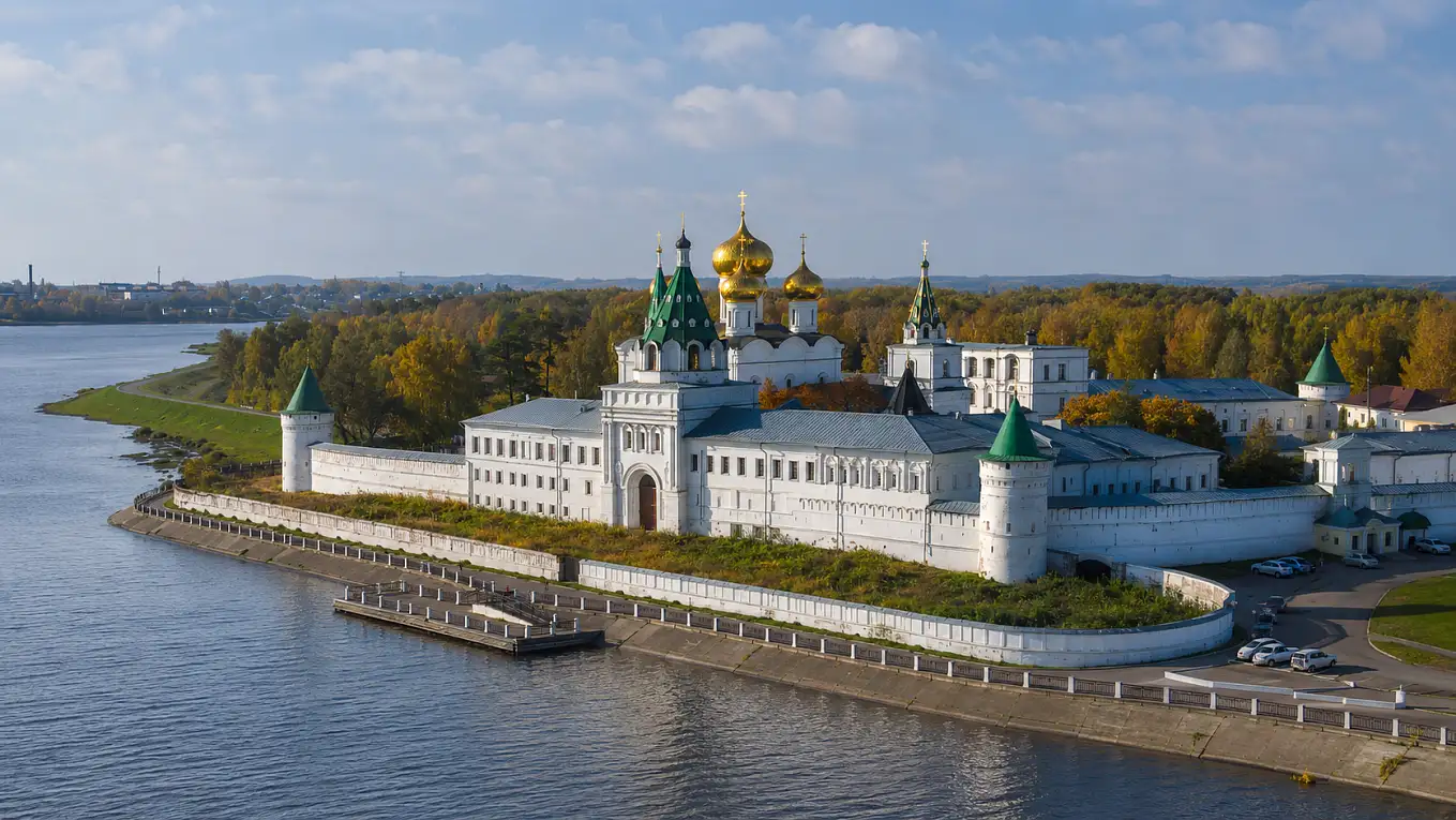 Белые стены, башни и золотые купола Свято-Троицкого Ипатьевского монастыря в Костроме