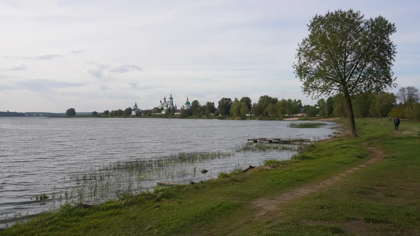 Низкий публичный берег озера Неро рядом с историческим центром Ростова