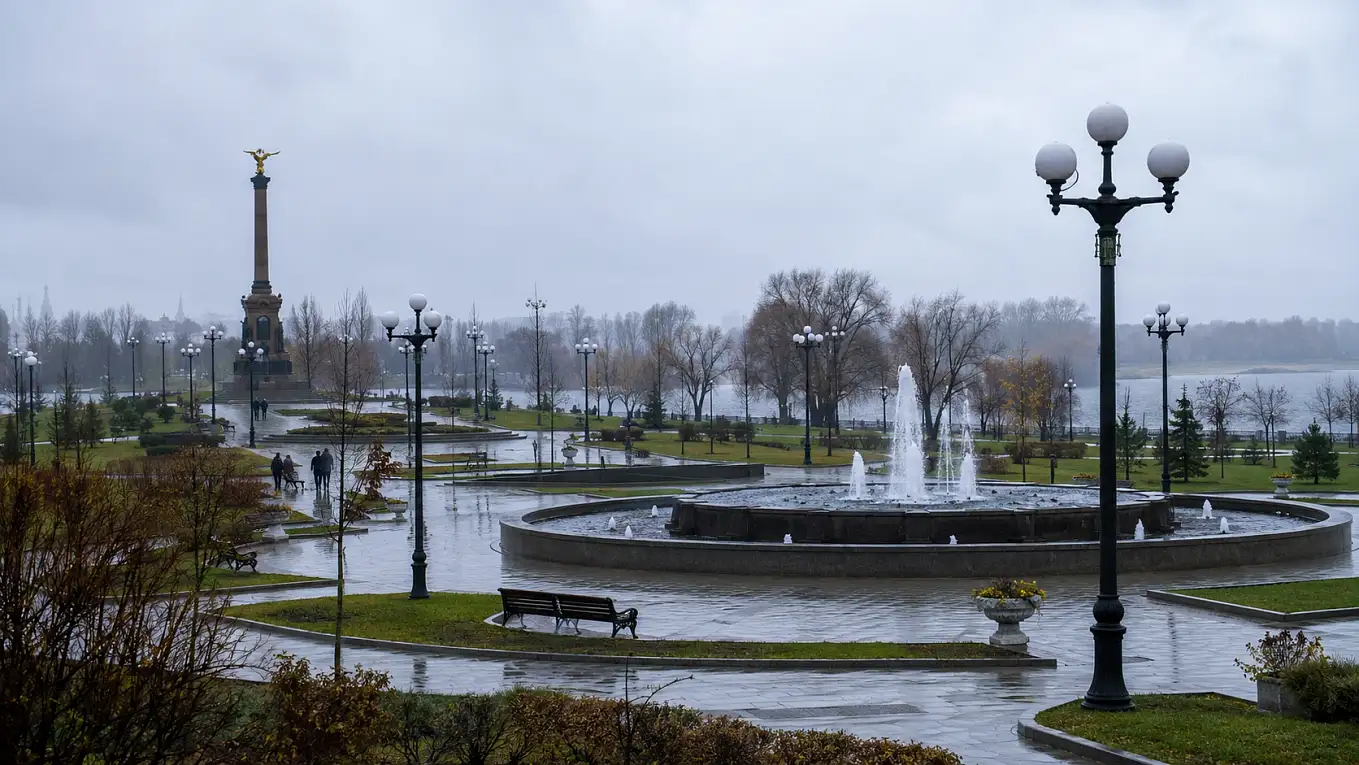 Стрелка в Ярославле у слияния Волги и Которосли в облачное утро