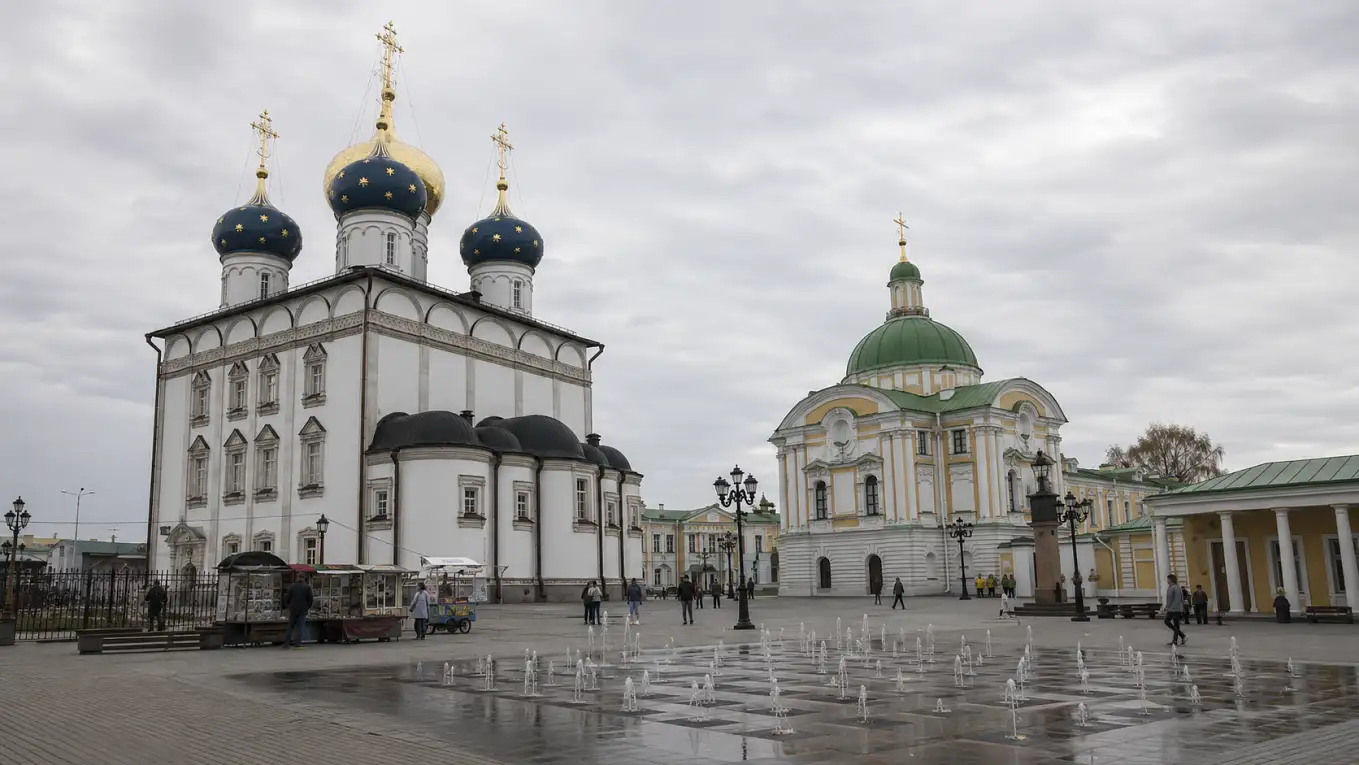 Спасо-Преображенский собор и площадь перед ним.