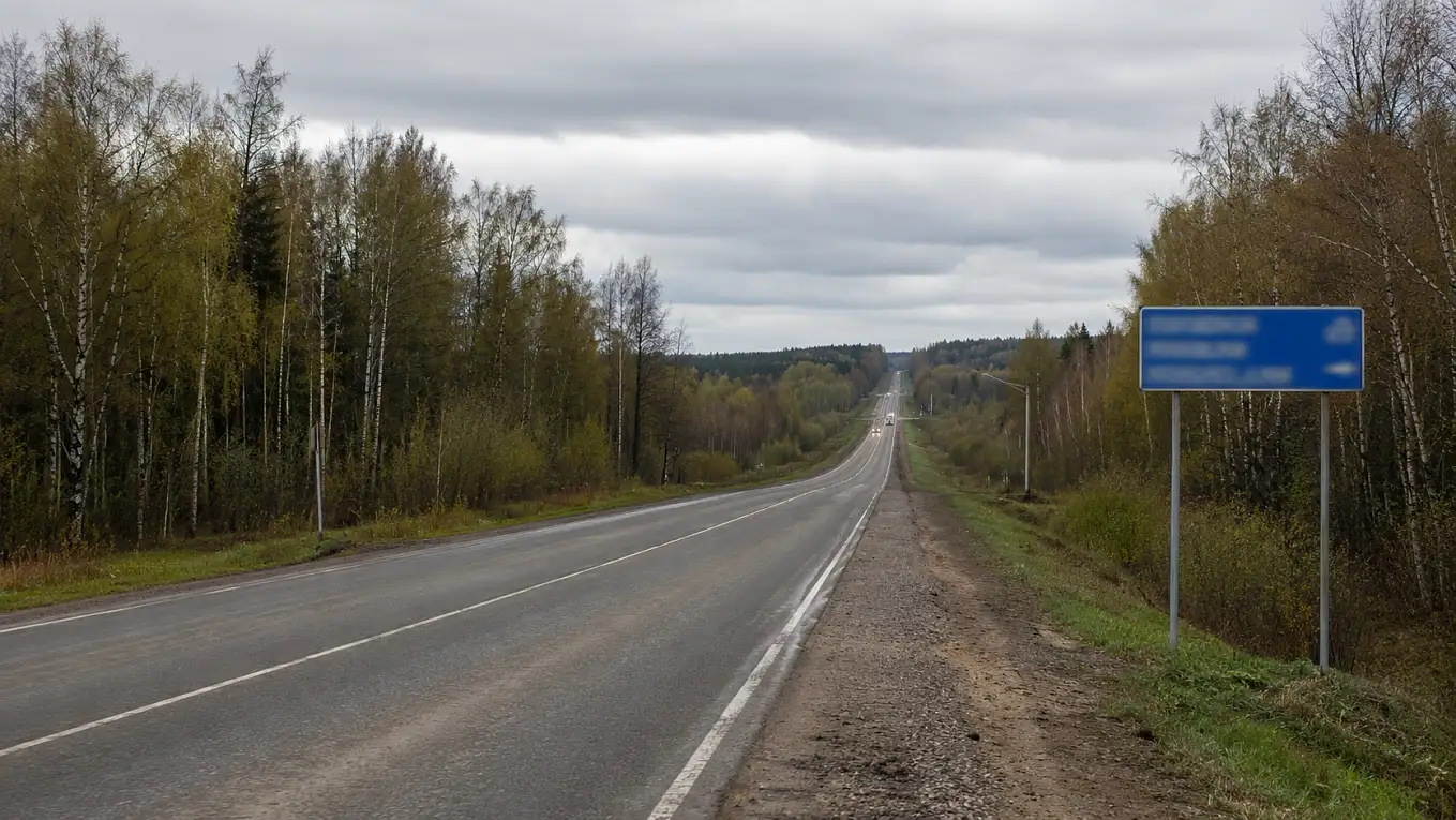 Региональная дорога между малыми городами с указателем без читаемого текста