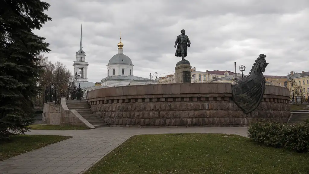 Памятник Афанасию Никитину на заволжской набережной Твери.