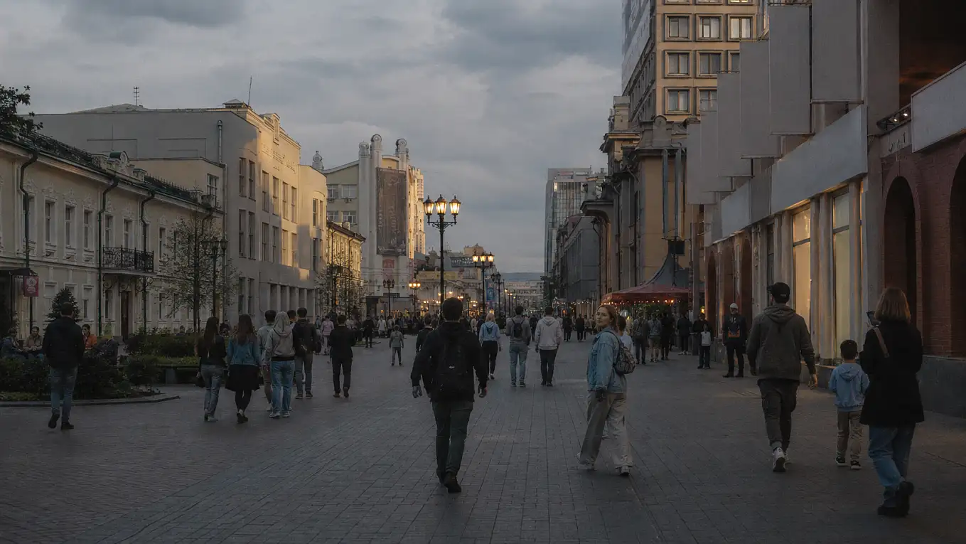 Вечерняя улица Екатеринбурга с потоком людей и приглушённым светом