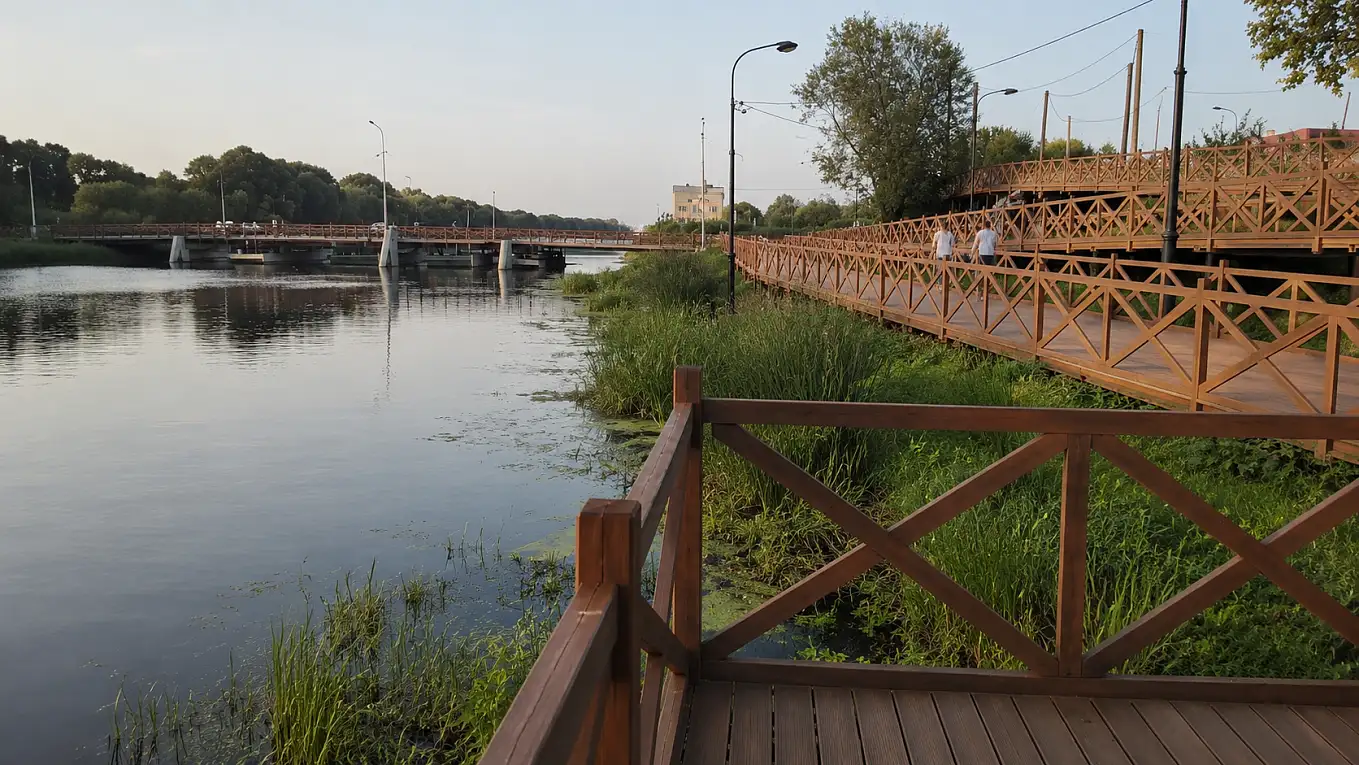 Москва-река вдоль деревянных настилов Москворецкой набережной, озеленённый склон и подход к Бобреневскому мосту