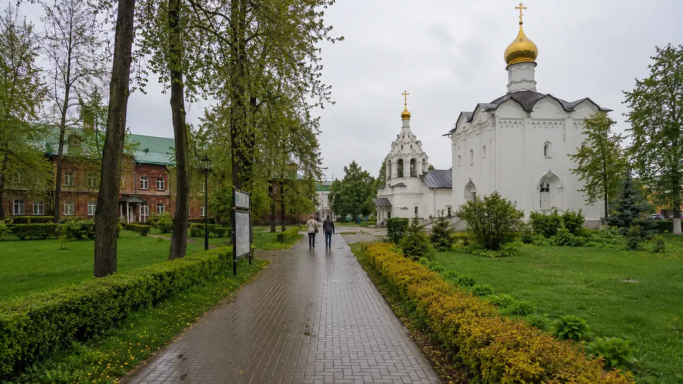 Храмы Пятницкого подворья у подножия монастырского холма в Сергиевом Посаде