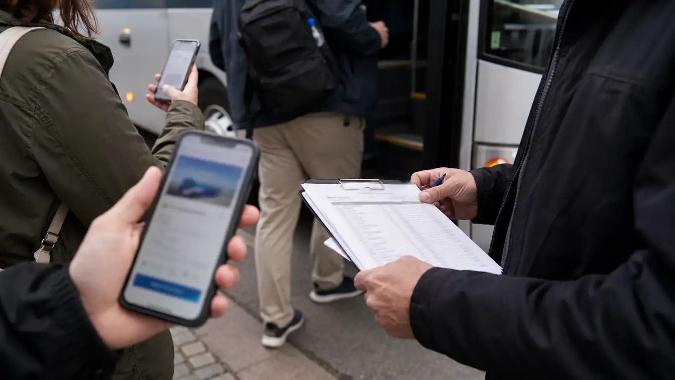 Пассажиры предъявляют подтверждение регистрации перед посадкой в автобус