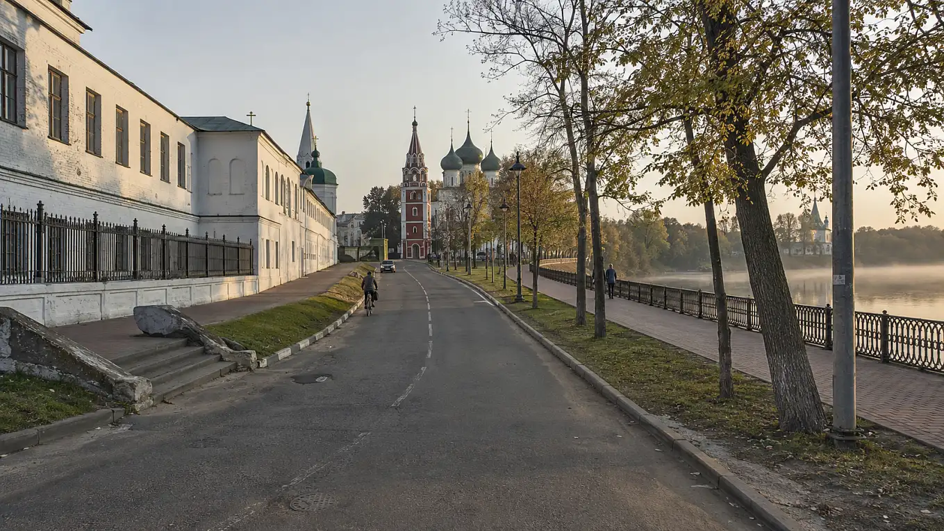 Пешеходная линия Которосльной набережной у речного изгиба с храмовыми силуэтами исторического Ярославля