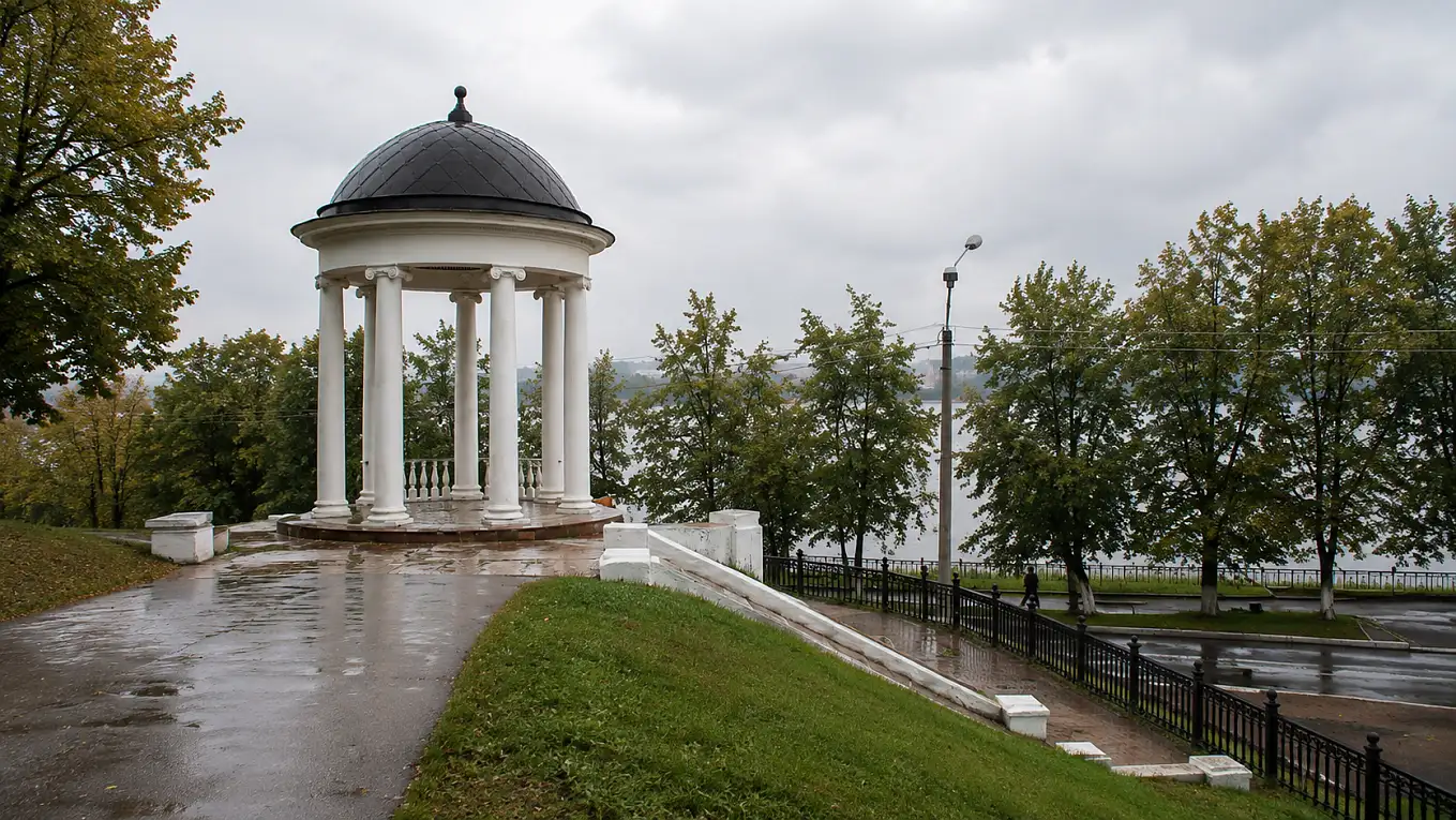 Белая беседка Островского на высоком берегу Волги в Костроме