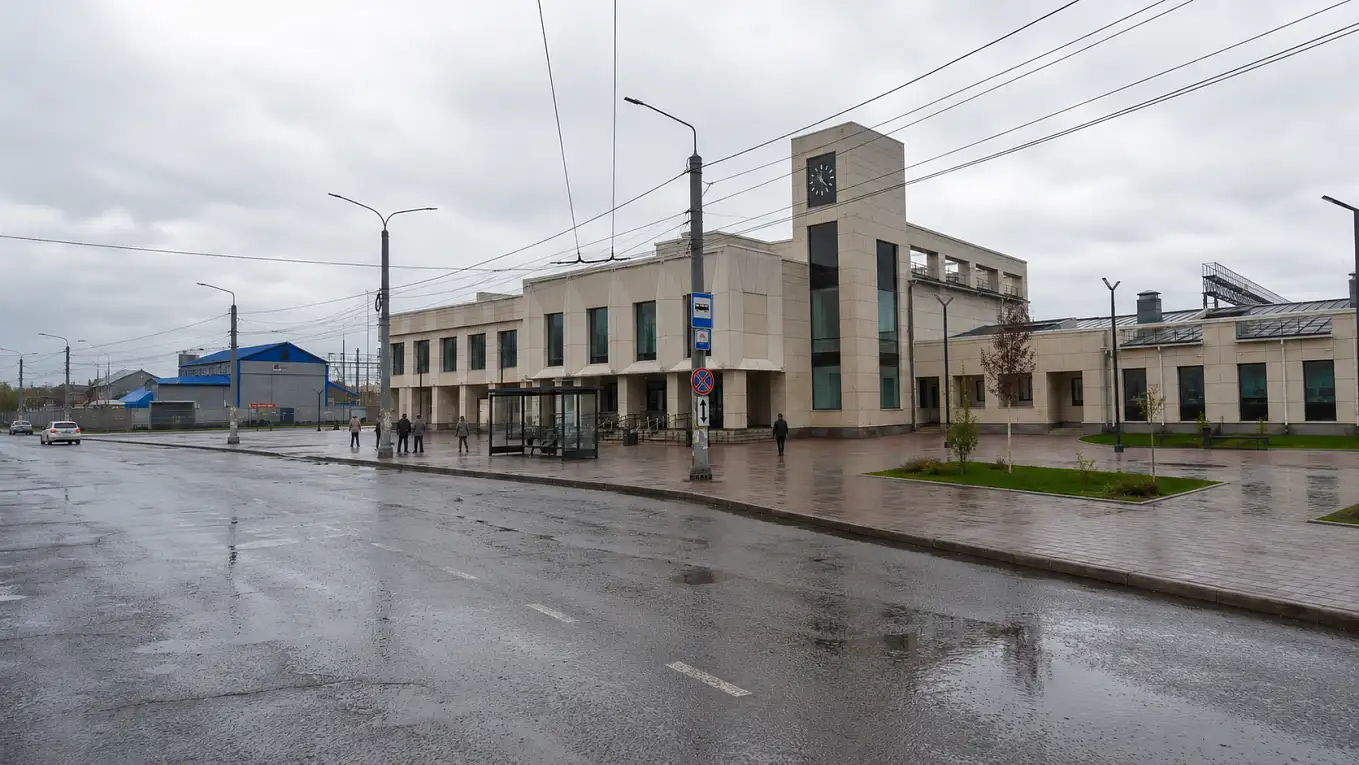 Железнодорожный вокзал Кострома-Новая и привокзальная площадь со стороны города