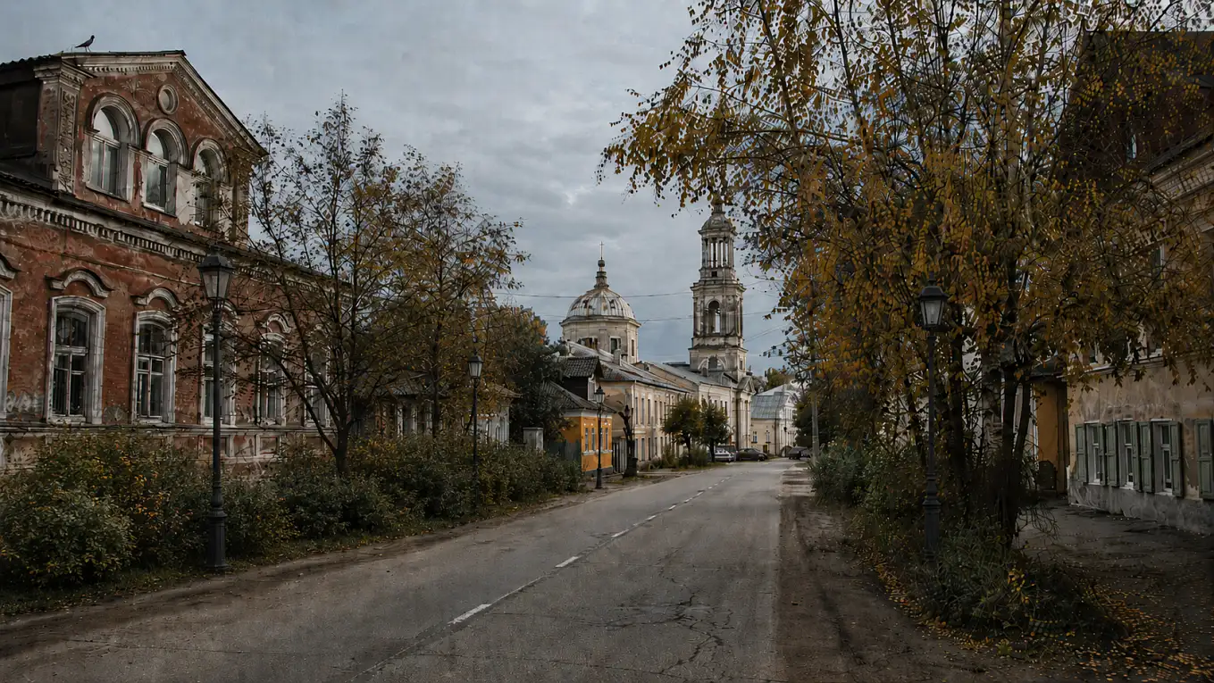 Улица в Торжке с видом на старый храм