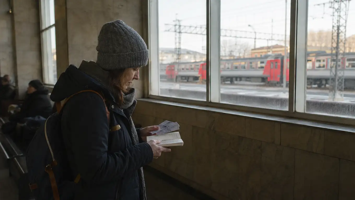 Путешественник на небольшом вокзале перед поездкой на выходные из Москвы