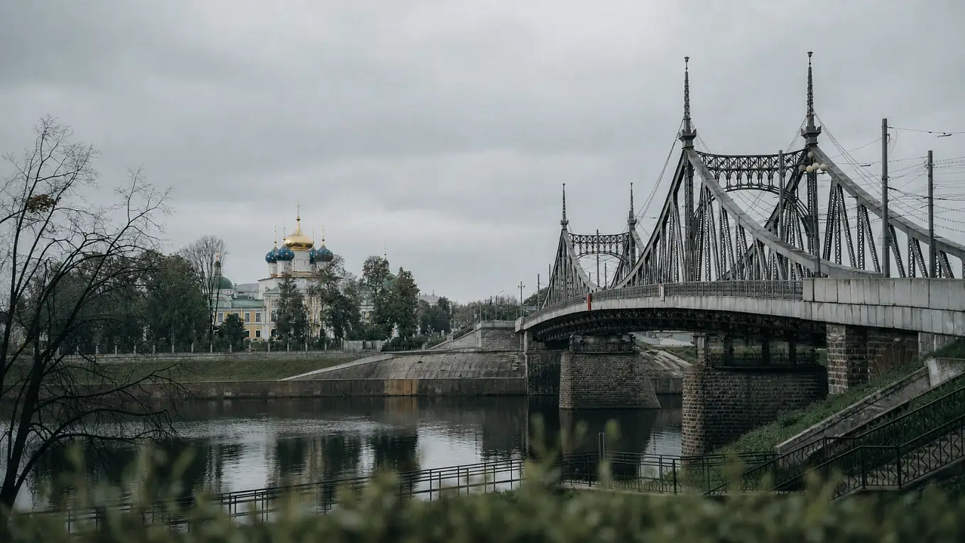Набережная Волги в Твери под пасмурным небом