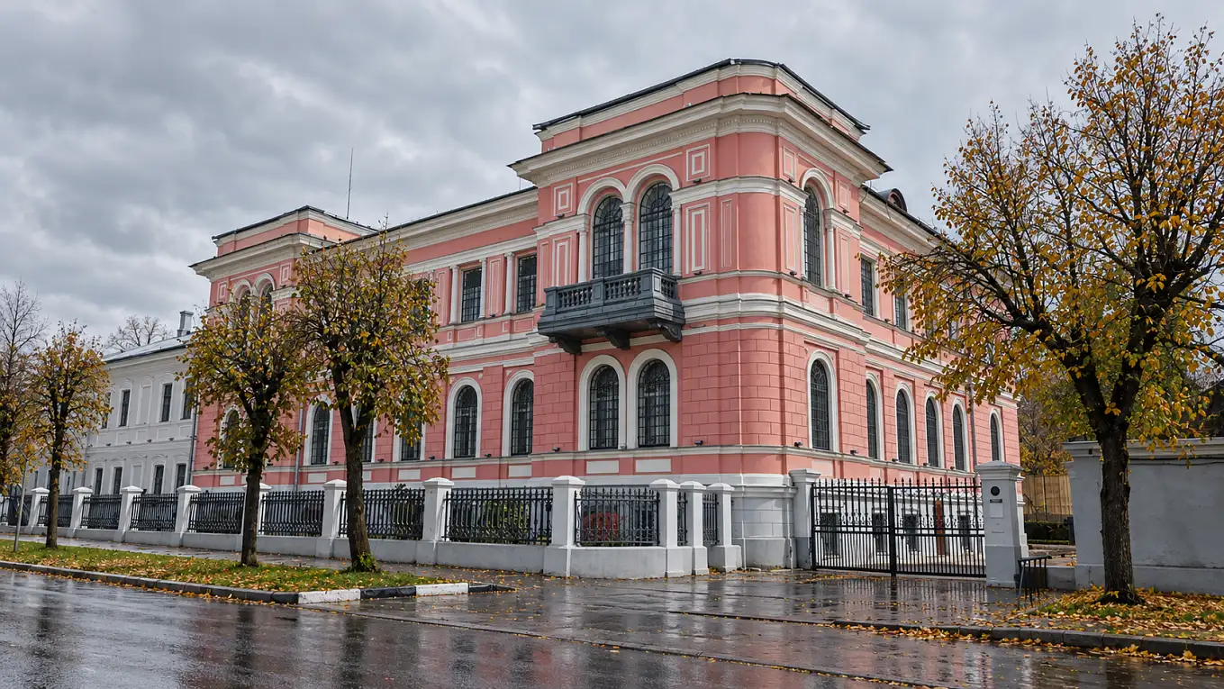 Розово-белый фасад особняка Мараевых, Серпуховский художественный музей