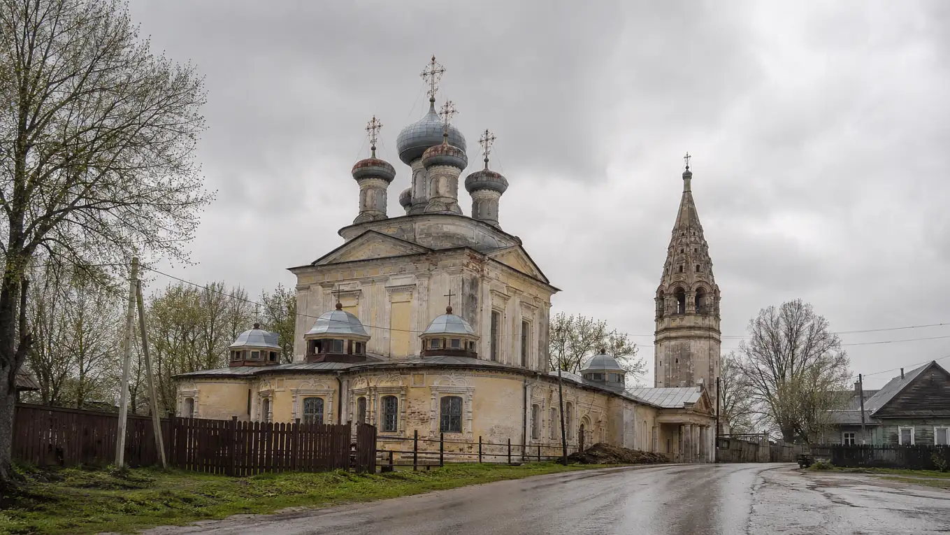 Воскресенский собор и отдельно стоящая колокольня в Осташкове