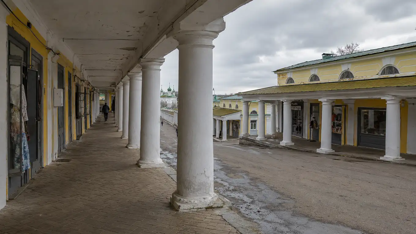 Аркады Торговых рядов Костромы на заметном спуске от центра в сторону Волги