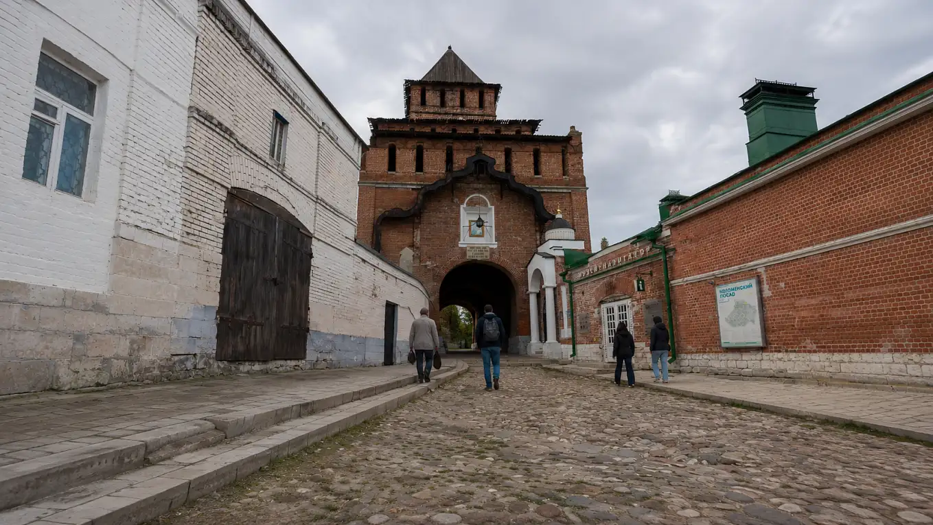 Пятницкие ворота Коломенского кремля в перспективе улицы Лазарева