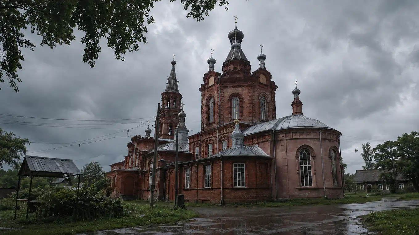 Вознесенский собор среди жилой застройки Осташкова.