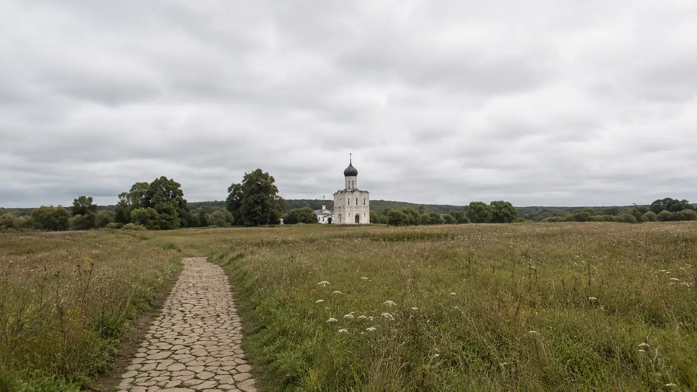 Пеший путь через Боголюбовский луг к храму