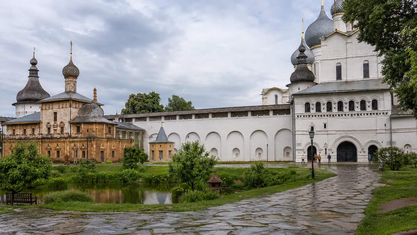 Двор Ростовского кремля с надвратной церковью, стенами и переходами