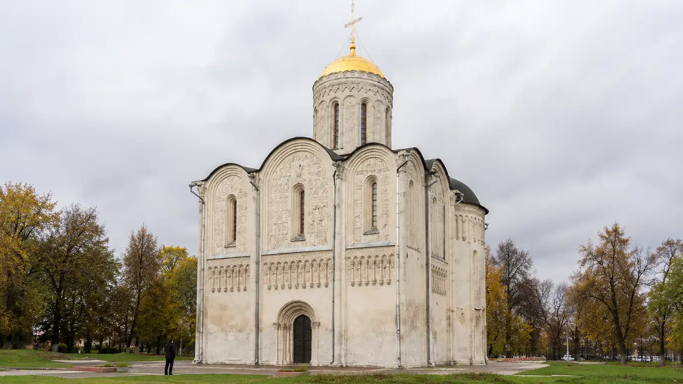 Белокаменный Дмитриевский собор во Владимире с резными фасадами и одним куполом