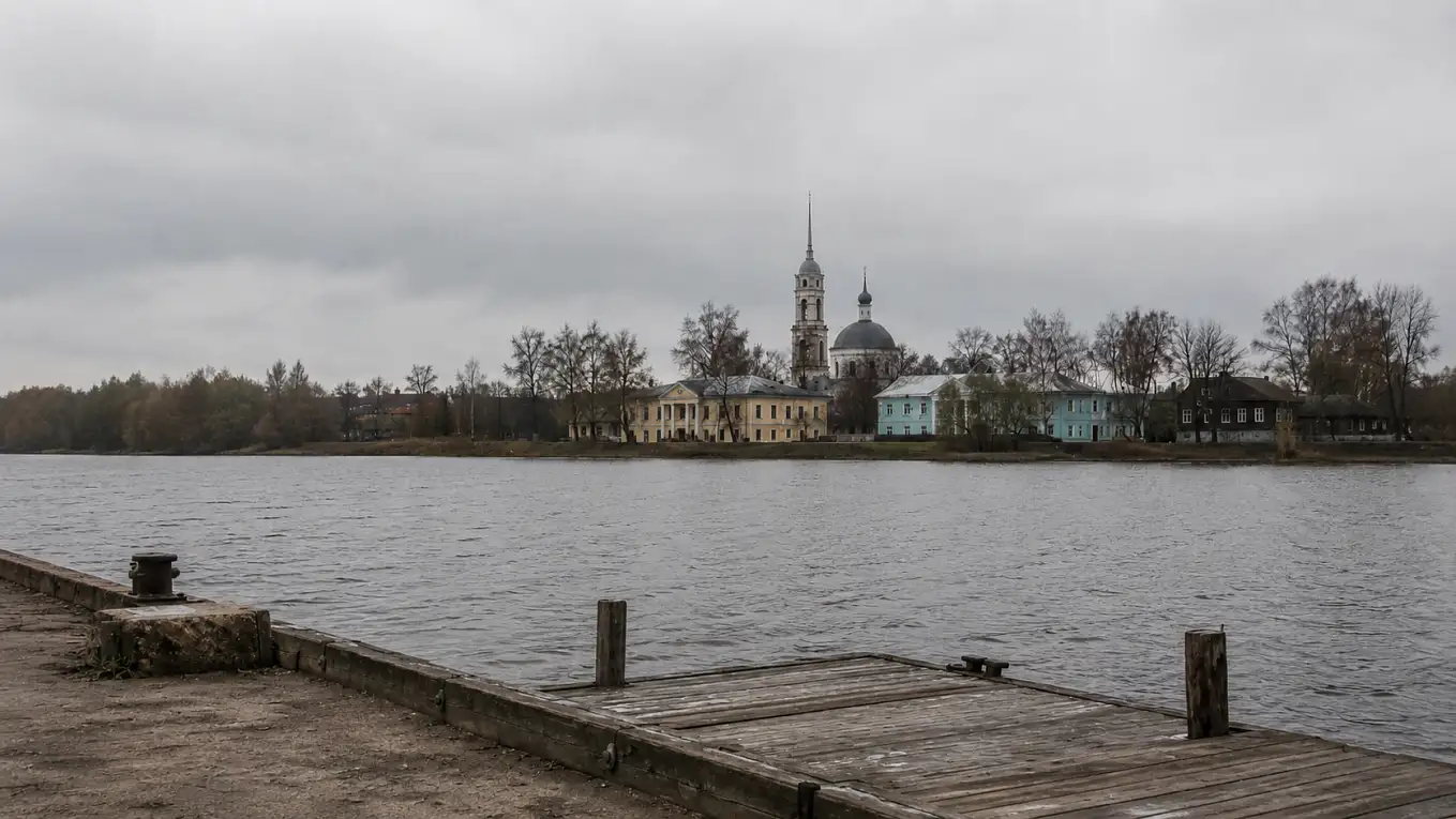 Небольшая речная пристань в старом волжском городе без туристической толпы