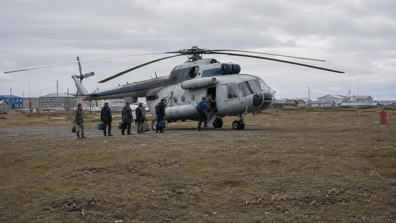 Вертолёт Ми-8 на посадочной площадке в северном посёлке