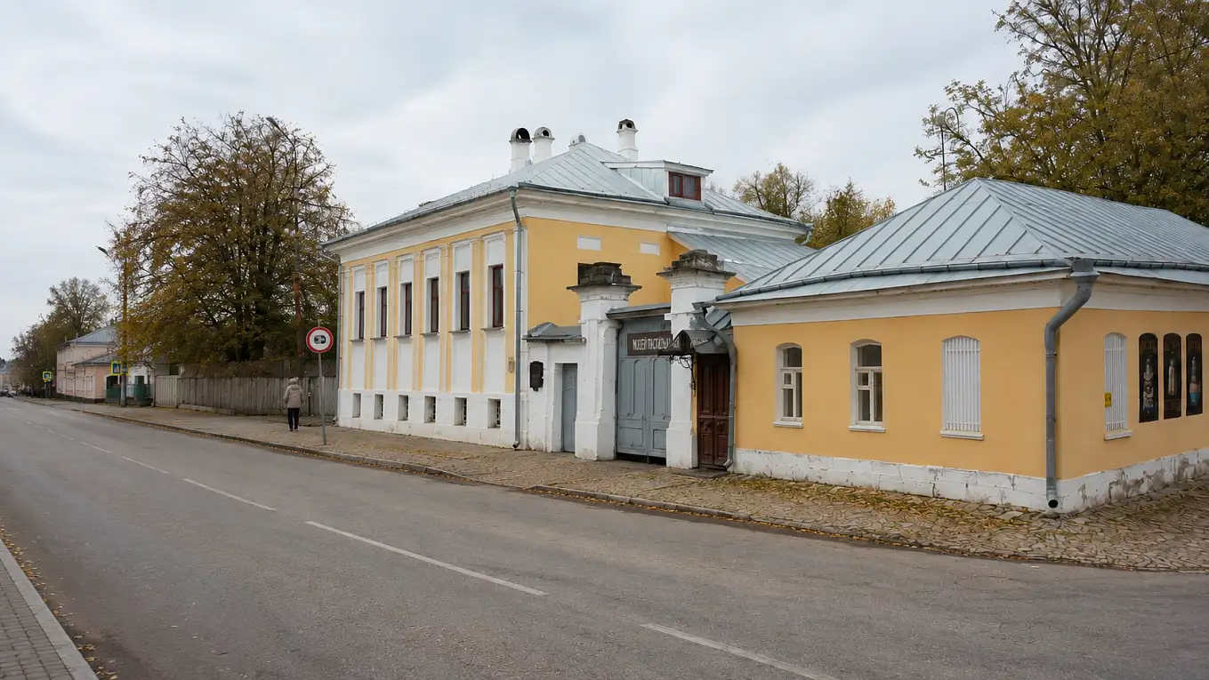 Небольшой исторический флигель Музея коломенской пастилы на Посадской улице, вход с тротуара