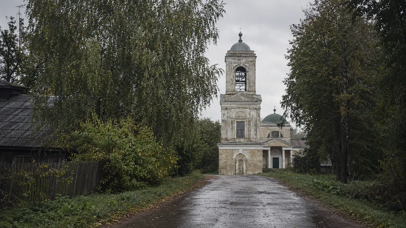 Сельская церковь рядом со старым парком