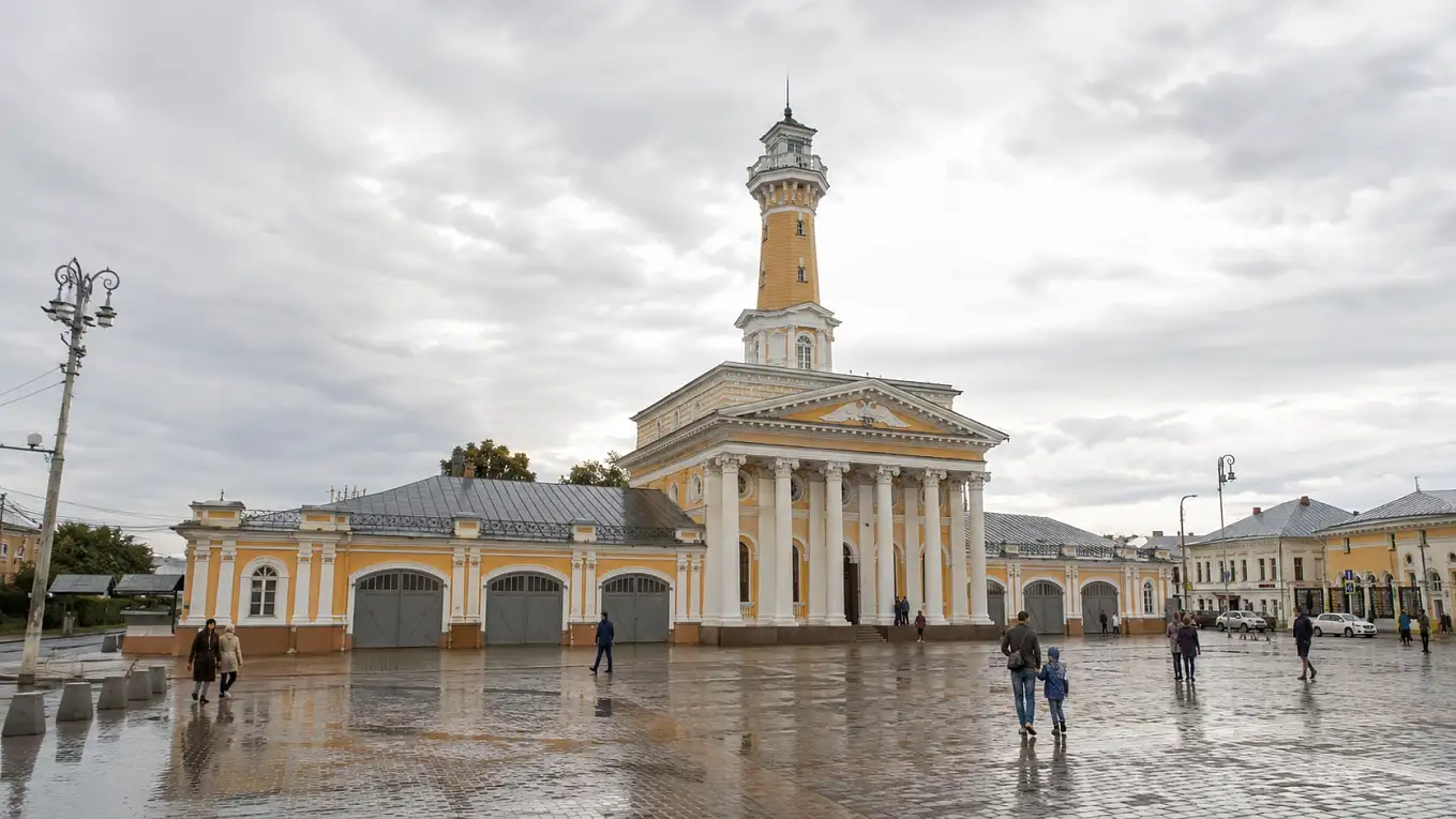 Пожарная каланча с колонным портиком на Сусанинской площади в Костроме