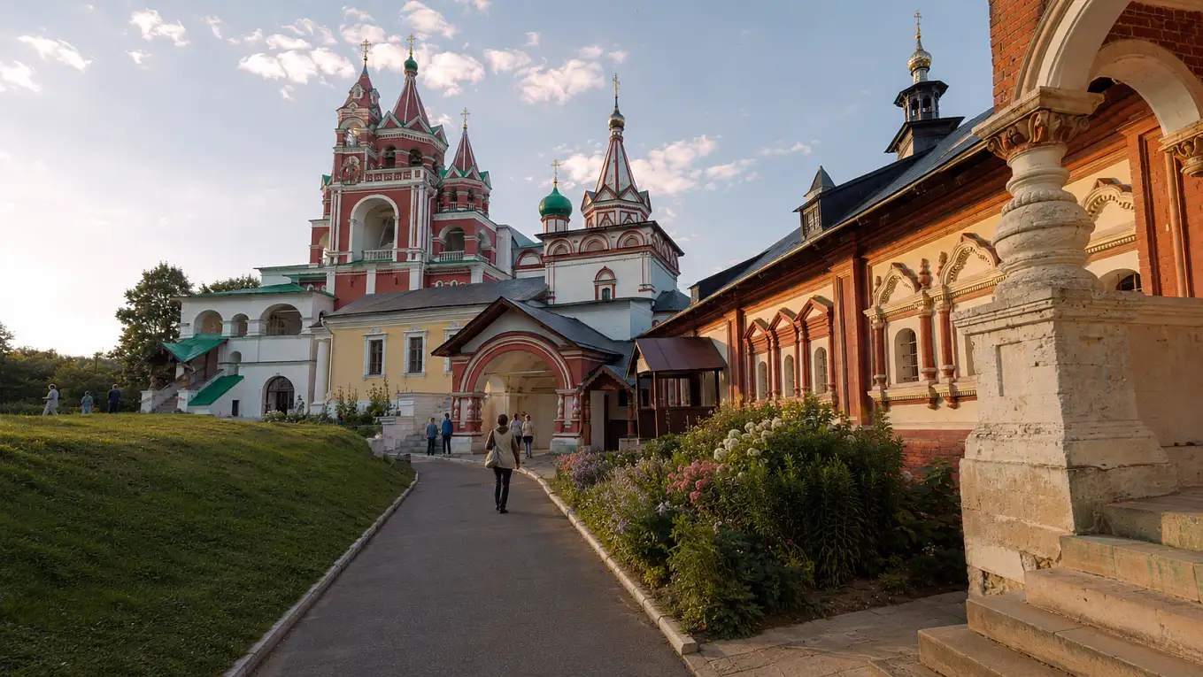 Саввино-Сторожевский монастырь на лесистом холме под Звенигородом