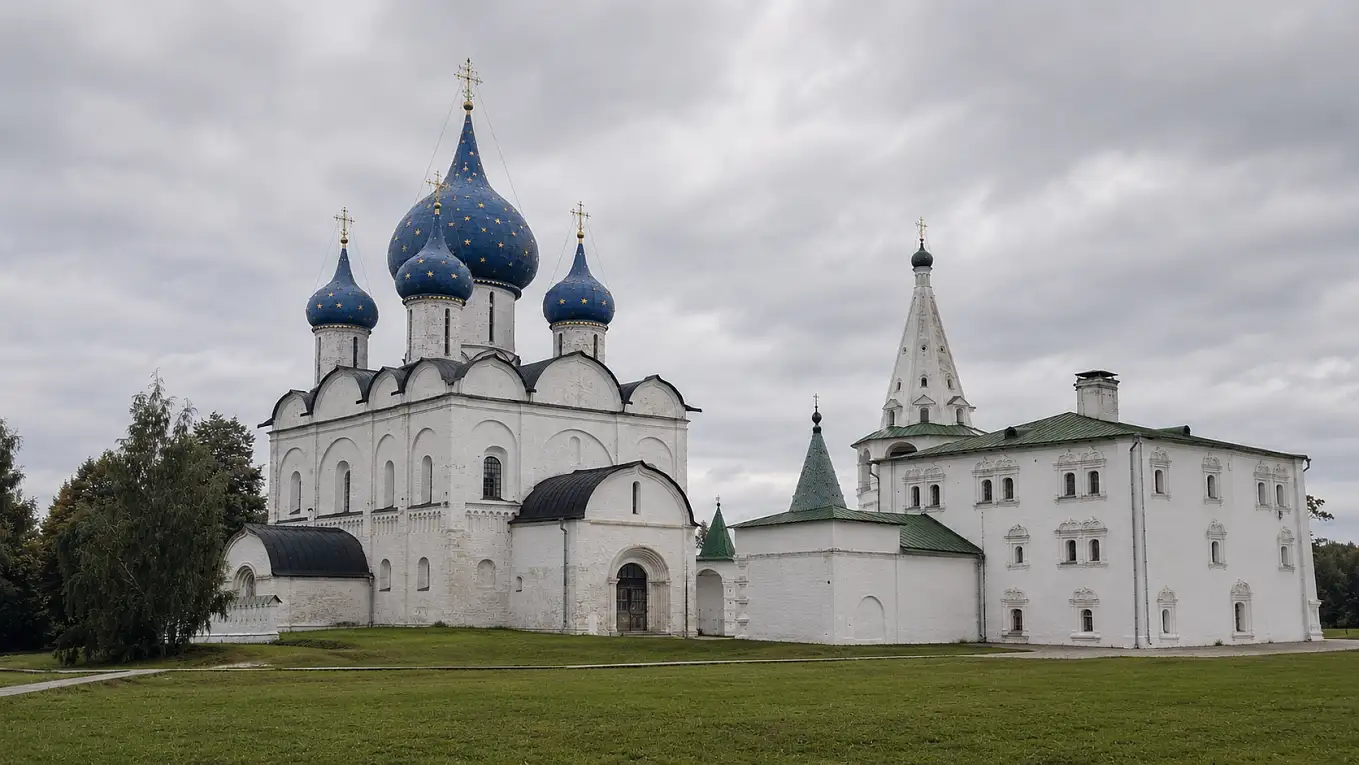 Рождественский собор и звонница в Суздальском кремле в прохладный пасмурный день