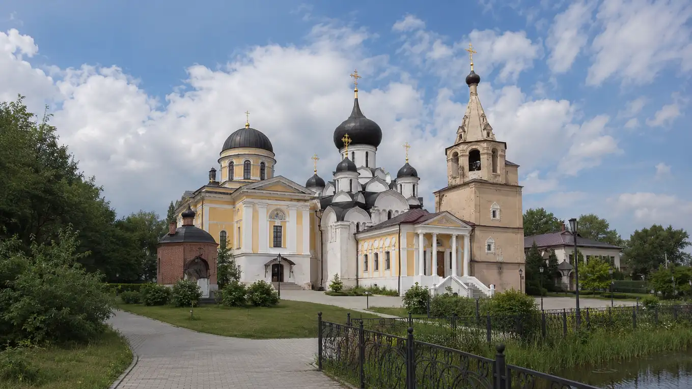 Свято-Успенский монастырь в Старице со стороны публичной прогулочной зоны