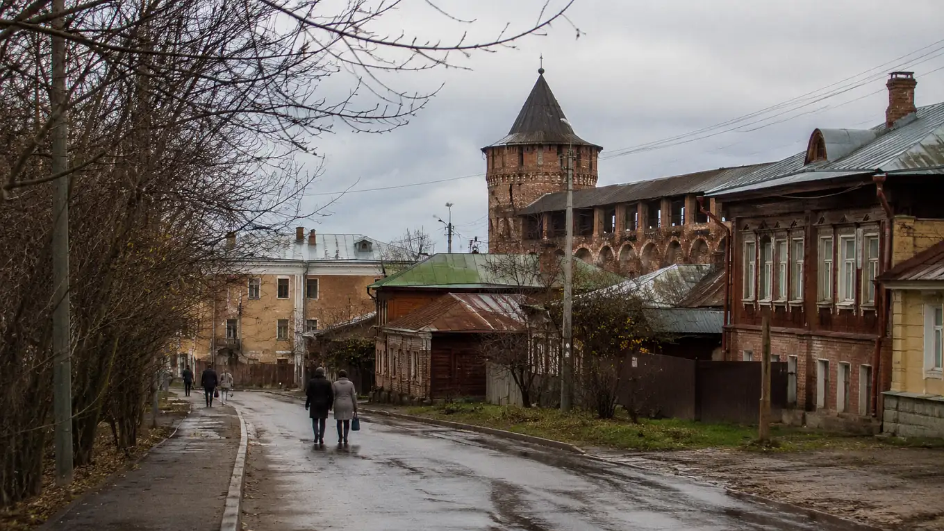 Старый город в Подмосковье с кирпичной стеной