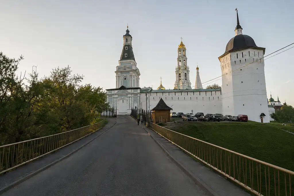 Колокольня и купола Троице-Сергиевой лавры в перспективе городского подхода