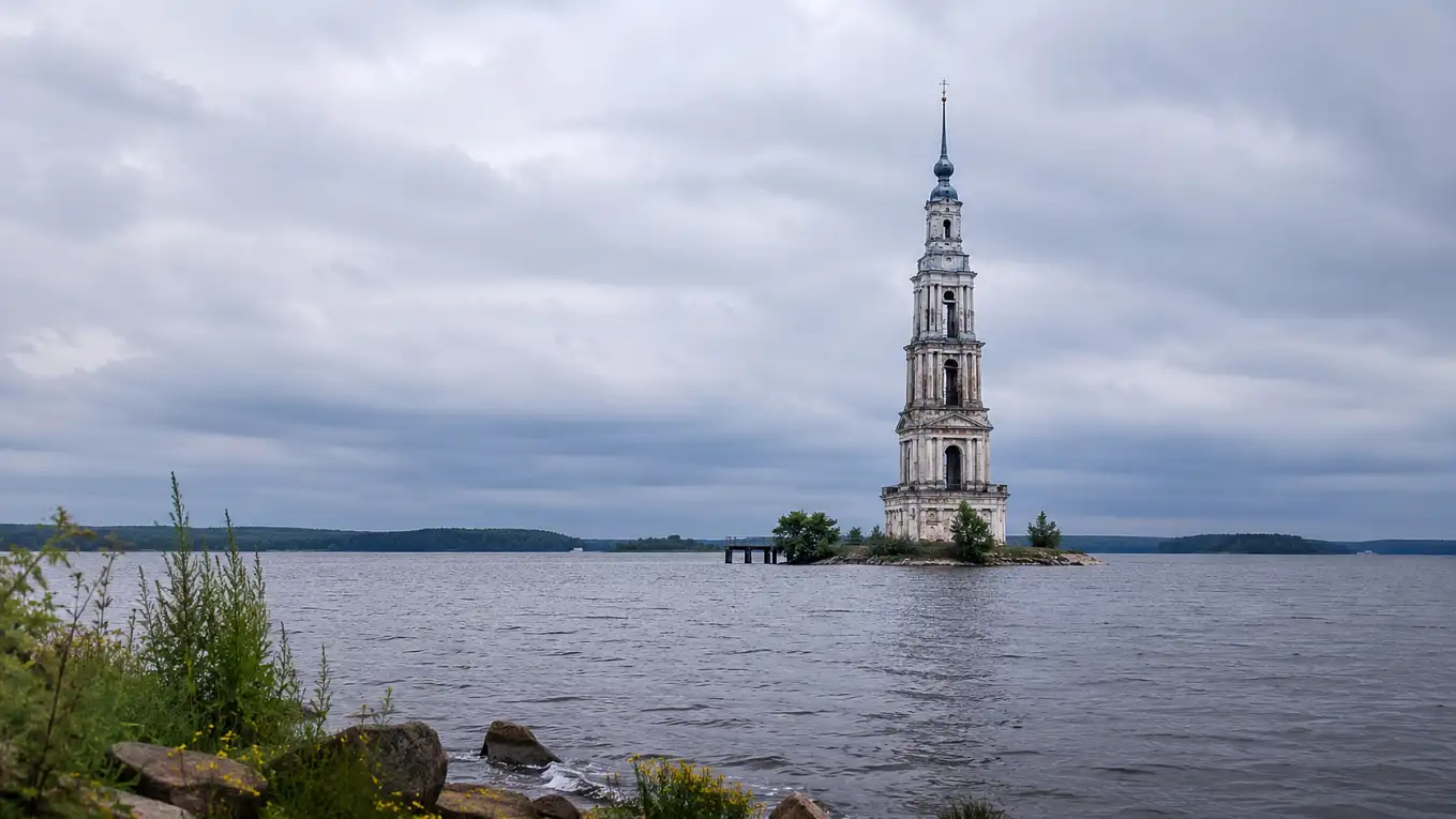 Никольская колокольня в Калязине на островке Угличского водохранилища, вид с берега