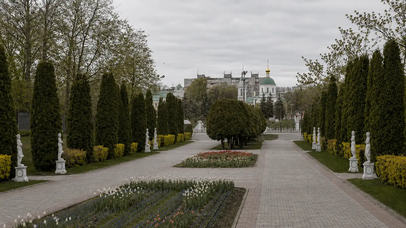 Дорожка Городского сада в Твери по пути к Волге.