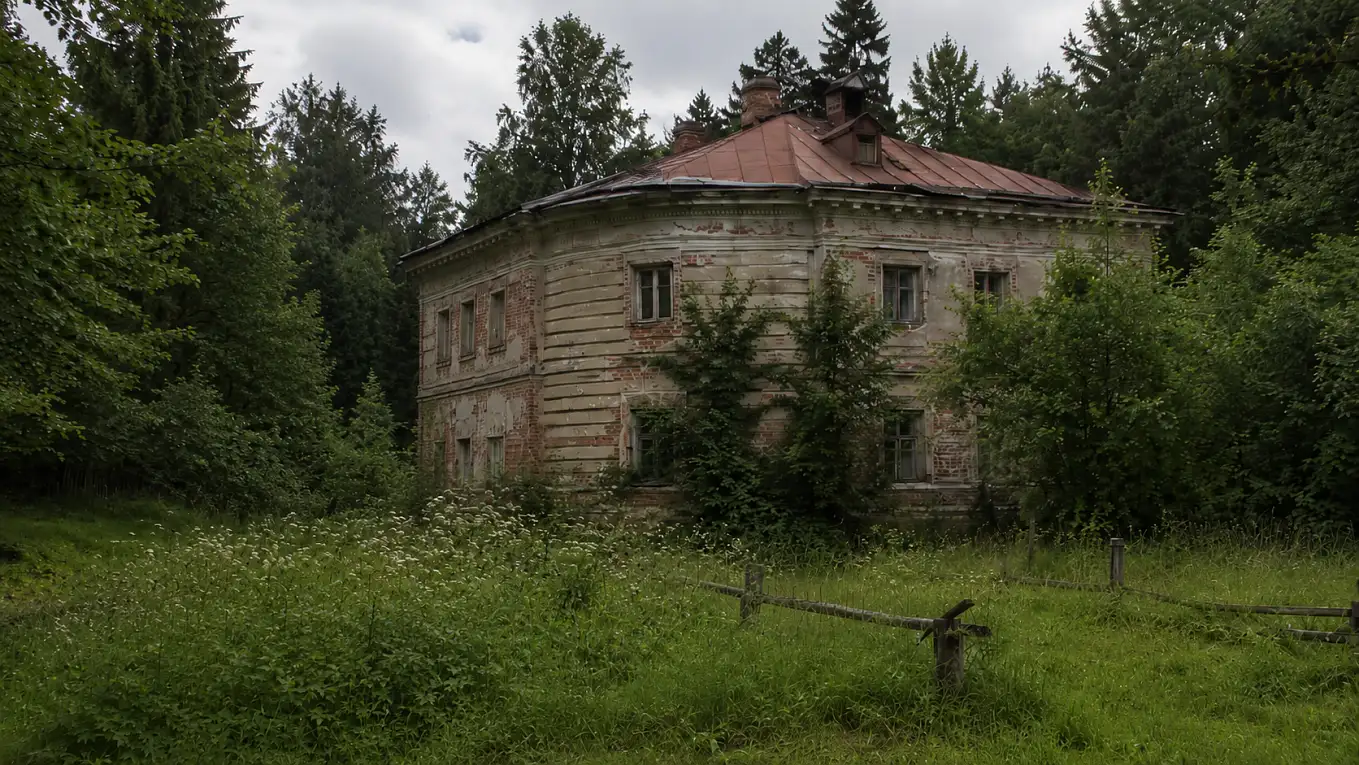 Южный флигель усадьбы Петровское-Алабино у парадного двора