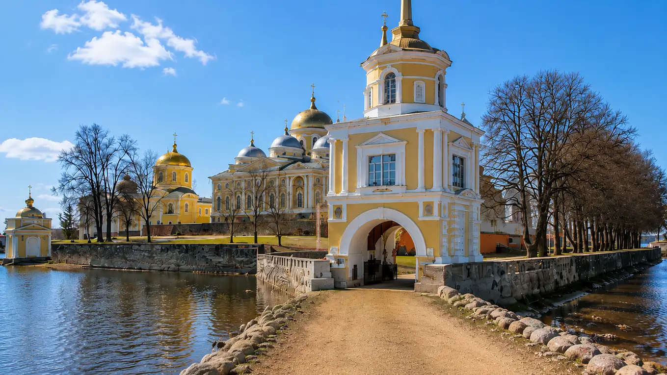 Гранитная набережная Нило-Столобенской пустыни и вода Селигера у Столобного острова