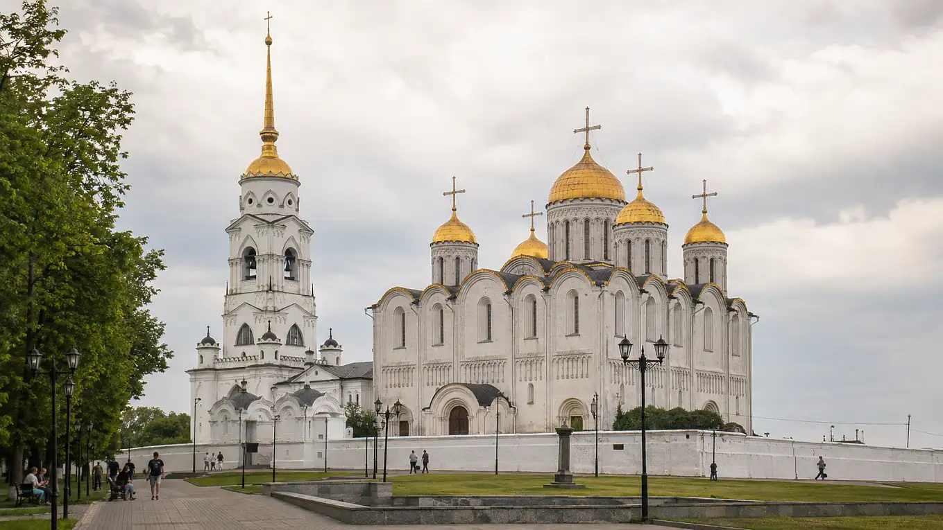 Пятиглавый Успенский собор и колокольня на Соборной площади Владимира