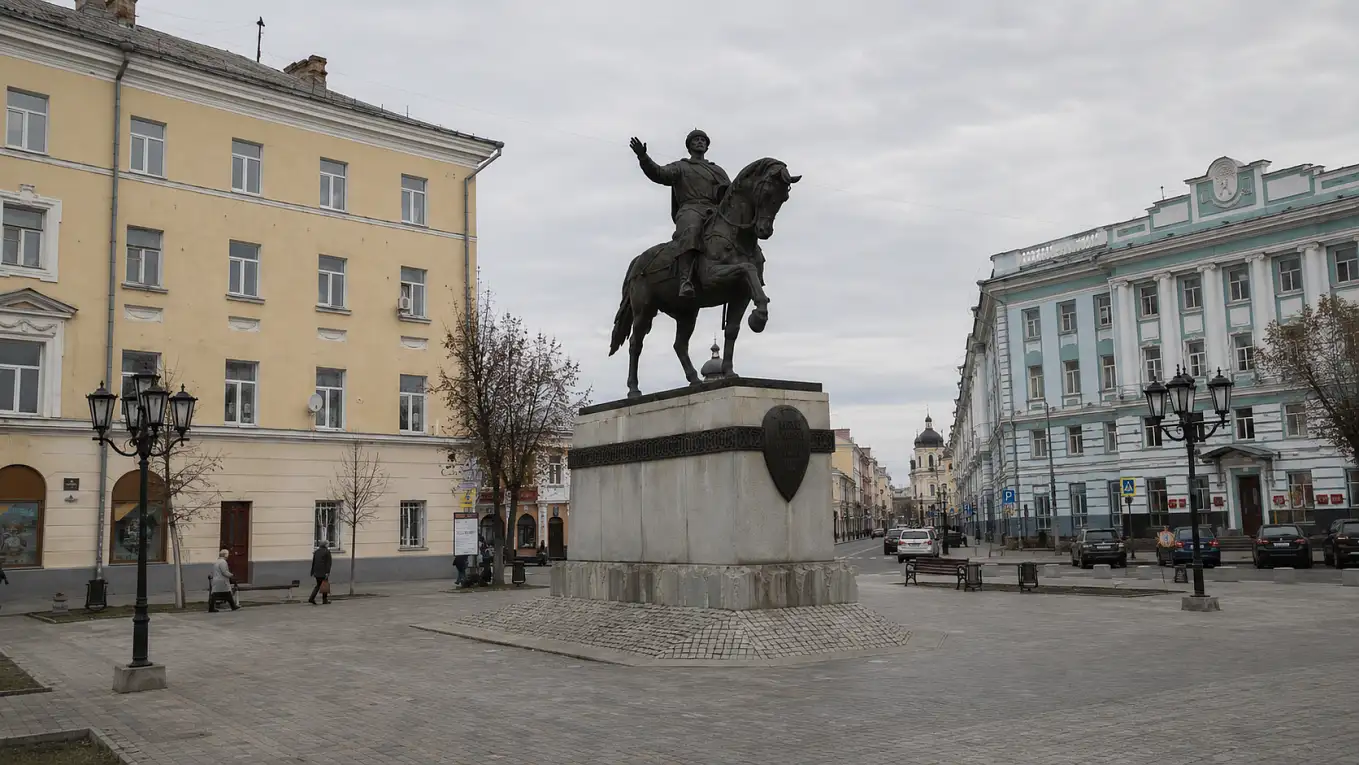 Памятник Михаилу Тверскому в центре Твери.