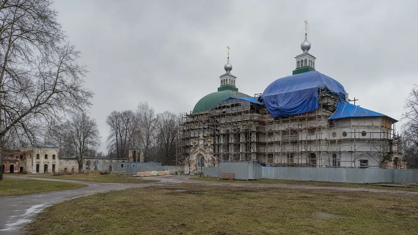 Двухчастная Казанская церковь в Яропольце с колокольней и подтверждёнными реставрационными конструкциями