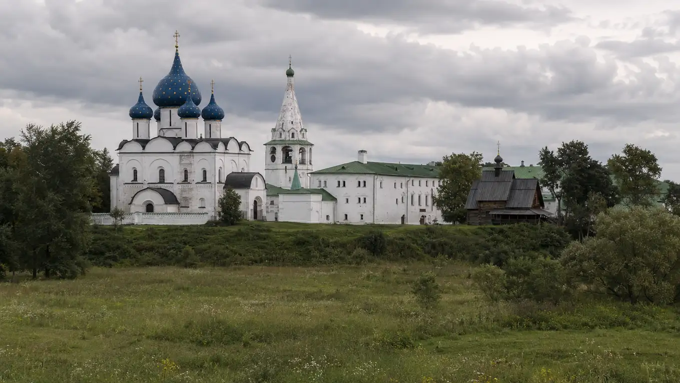 Земляные валы и собор Суздальского кремля