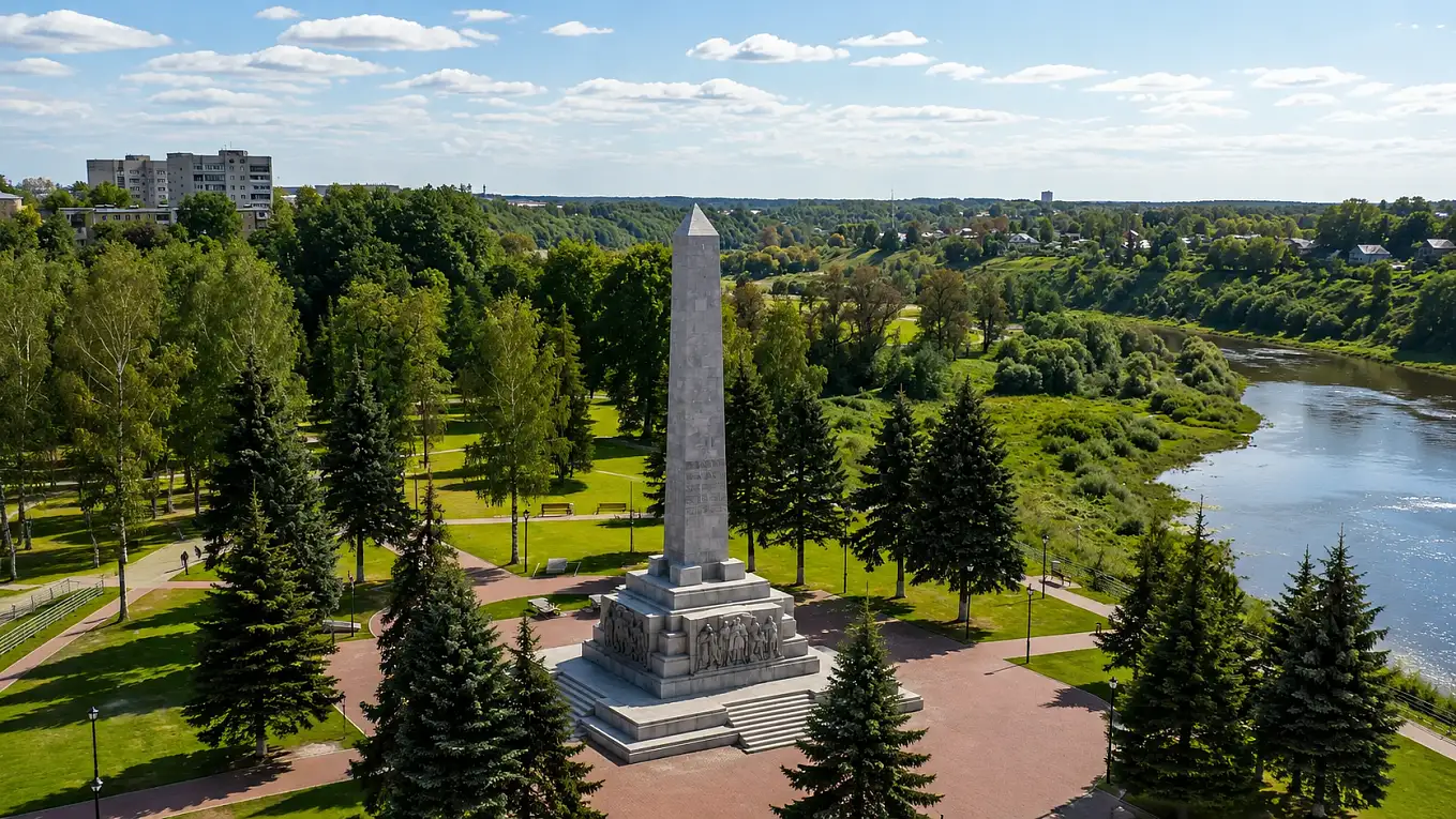 Обелиск освободителям Ржева на высоком берегу города