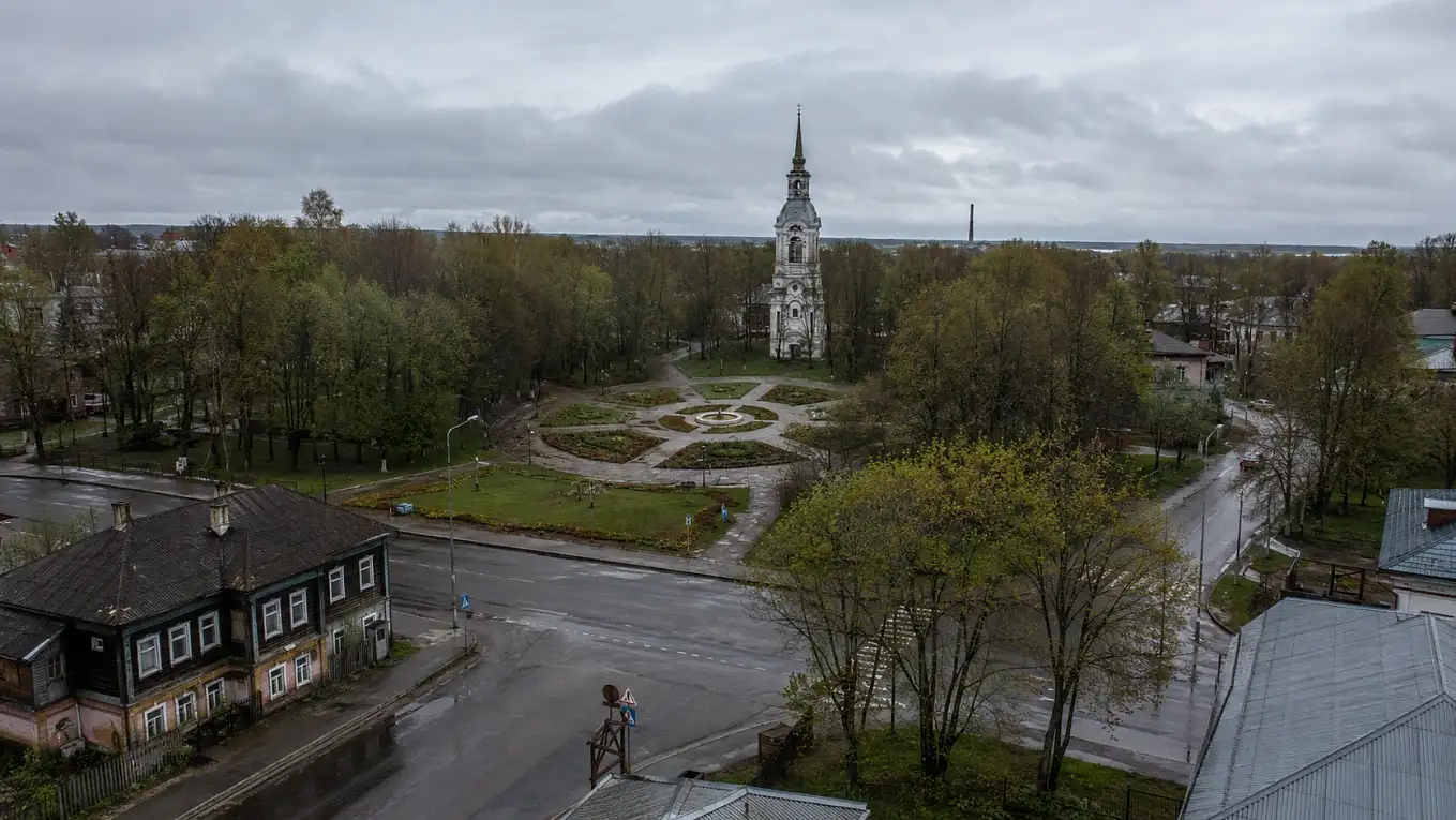 Площадь Свободы и прямые улицы старого Осташкова после дождя.