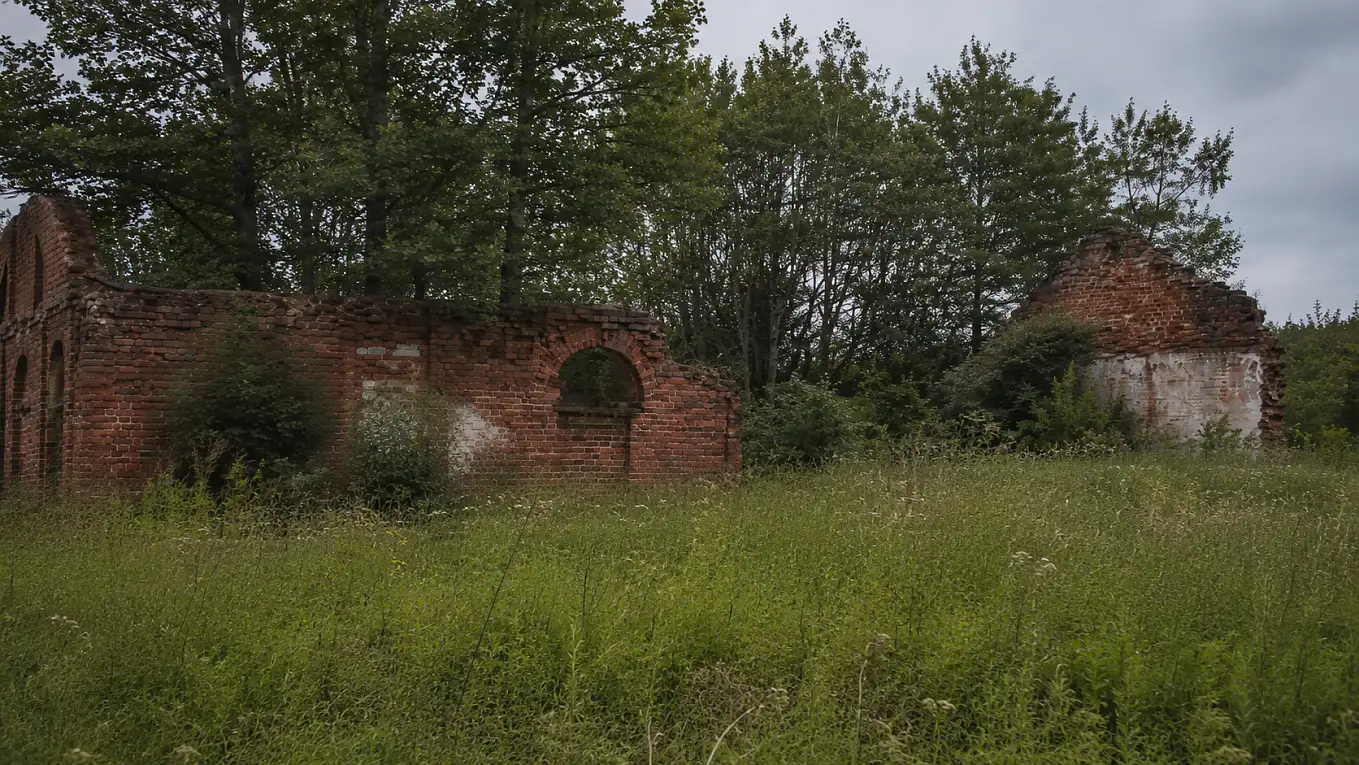 Старый кирпичный флигель на расстоянии
