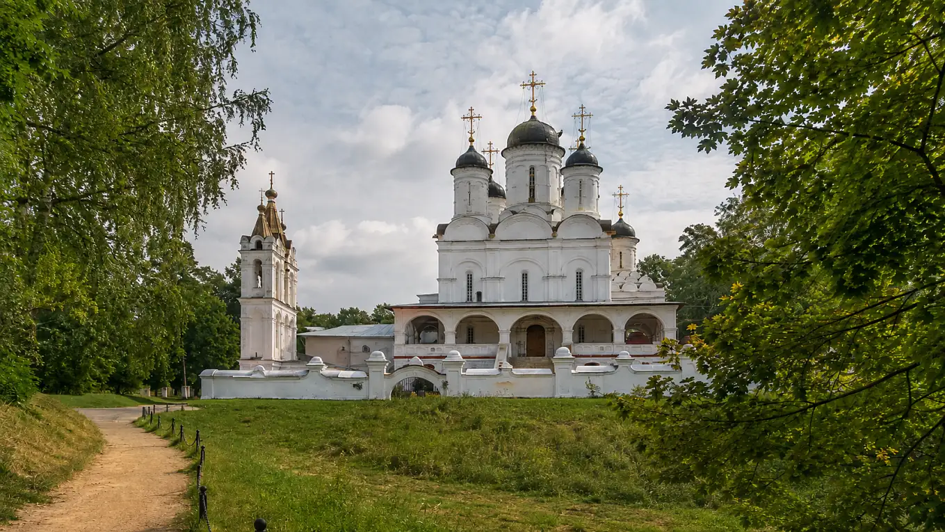 Храм Преображения и звонница в историческом ядре Вязём