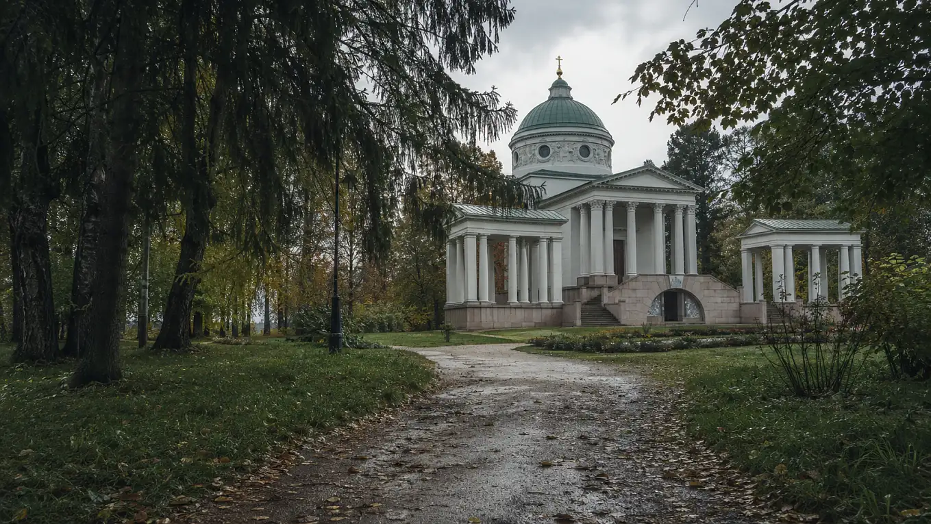 Парковая аллея у усадьбы Архангельское
