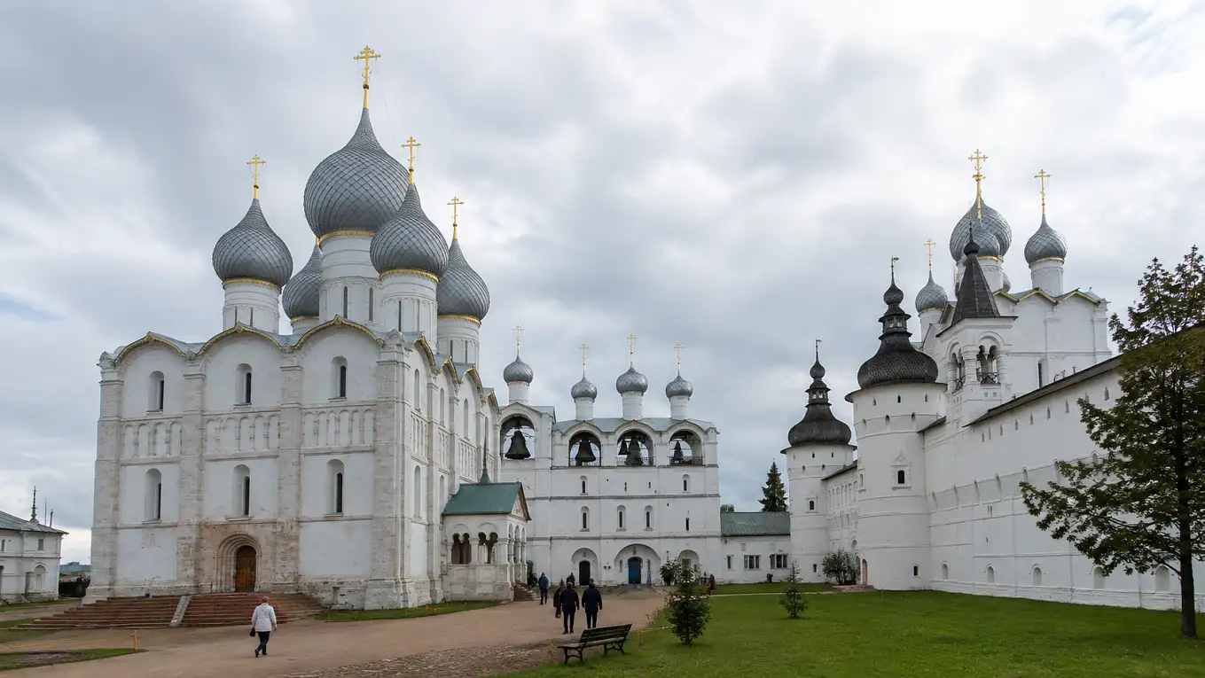 Успенский собор и звонница на Соборной площади в Ростове Великом